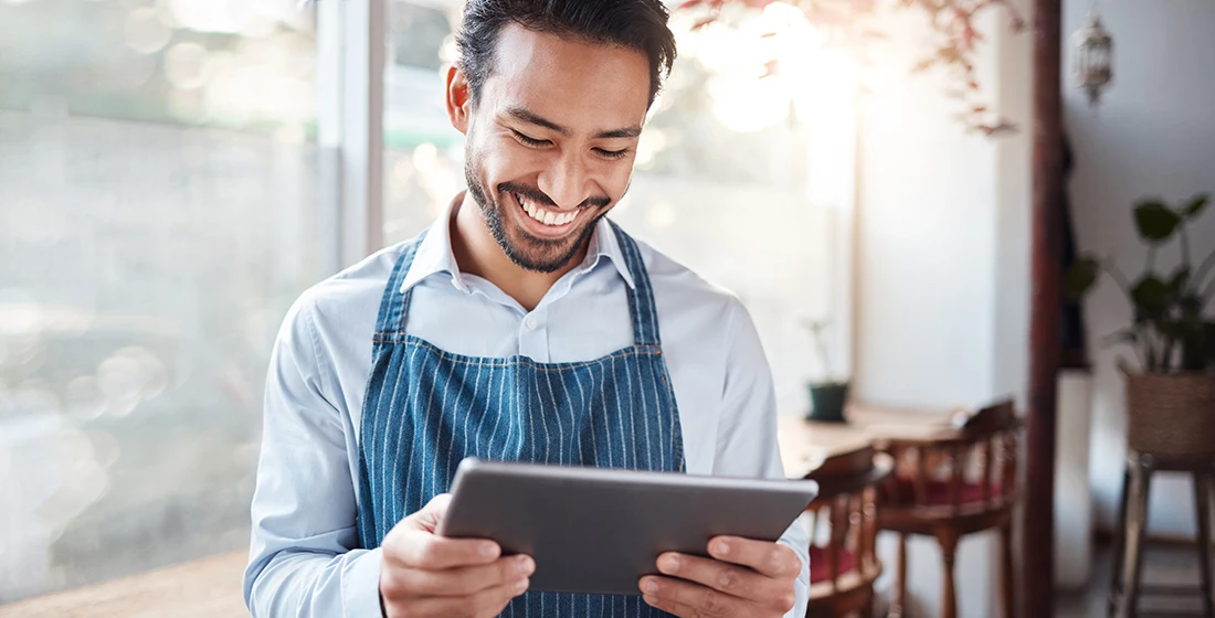 barista using smart tablet 
